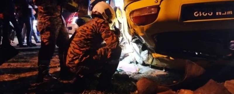 轎車失控翻覆　女子被夾斃4人傷