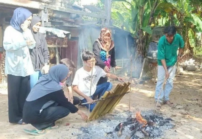 八旬老婦災後迎哈芝節 31子孫回鄉探親助清理泥巴