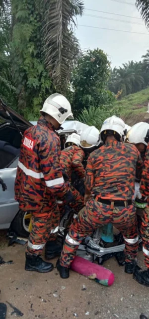 涉3車車禍　一男司機夾斃車內