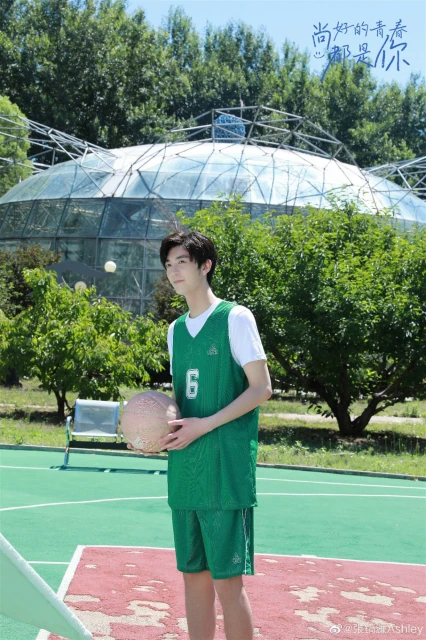 洪欣21歲兒子帥出新高度　樣貌與生父莫少聰完全不像？