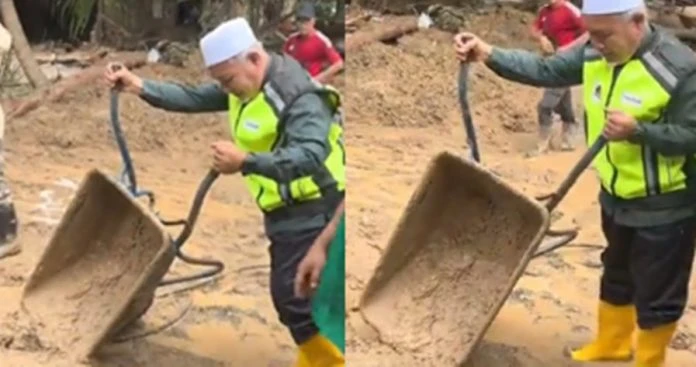 到災區倒爛泥衣服卻很乾凈 環境部長被轟「戲精上線」