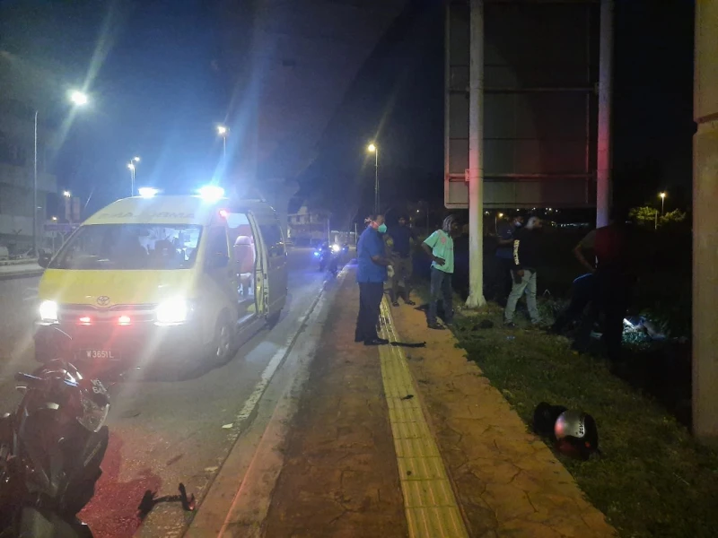 摩哆失控撞路旁石墩　騎士死乘客重傷