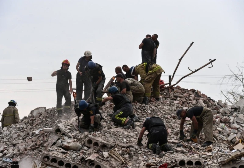 【俄烏開戰】烏東公寓遭俄軍炮擊　15死23人被困