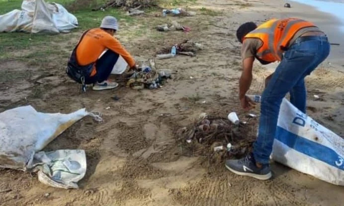 亞庇丹戎里拔海灘遭風浪捲來大批垃圾