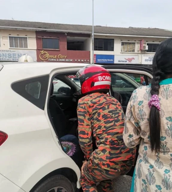 4歲男童受困車內　消拯隊10分鐘內救出男童