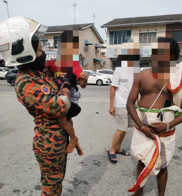 4歲男童受困車內　消拯隊10分鐘內救出男童