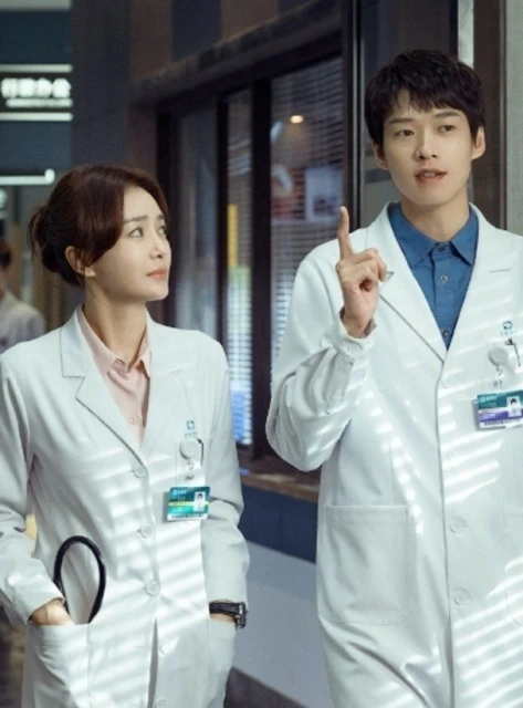 被嘲磨皮濾鏡太重不認老　40歲秦嵐曬「事業線」反擊