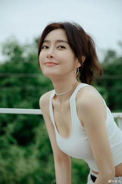 被嘲磨皮濾鏡太重不認老　40歲秦嵐曬「事業線」反擊