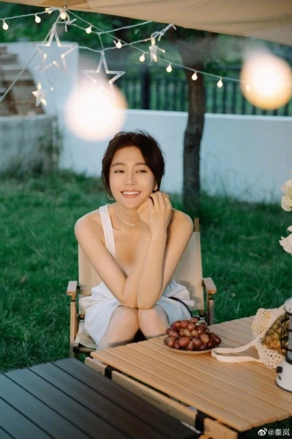 被嘲磨皮濾鏡太重不認老　40歲秦嵐曬「事業線」反擊