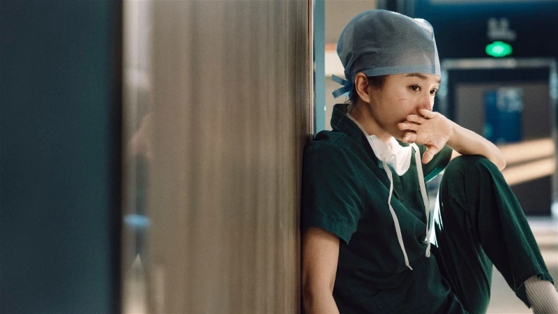 被嘲磨皮濾鏡太重不認老　40歲秦嵐曬「事業線」反擊