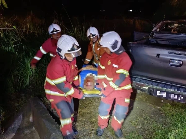 四驅車失控衝出路面 女司機受傷送院