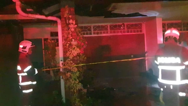 甘拜園住宅凌晨失火 慶幸僅燒燬天花板