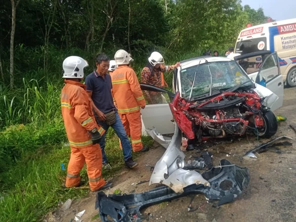 失控撞停泊路邊車輛 威哇司機重傷4人輕傷