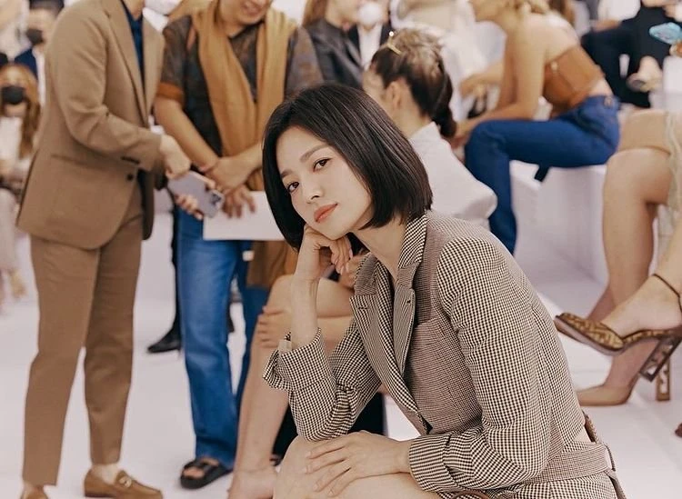 再曝「盛世美顏」打臉酸民 40歲宋慧喬曬螞蟻腰筷子腳