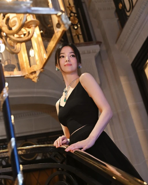 再曝「盛世美顏」打臉酸民　40歲宋慧喬曬螞蟻腰筷子腳