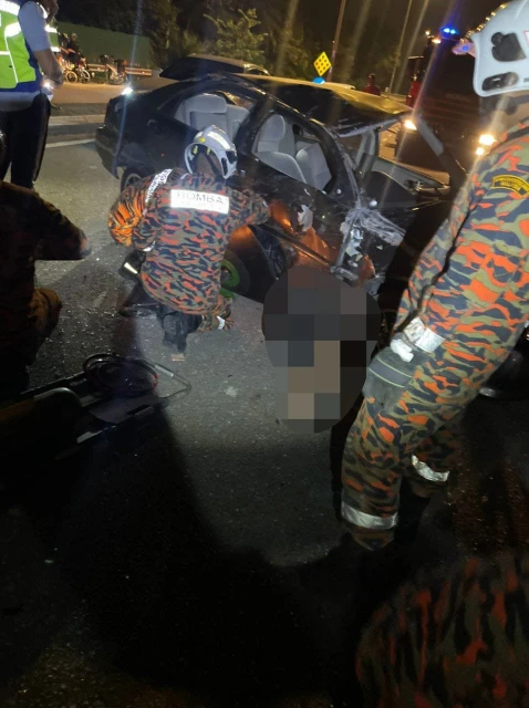 轎車失控拋飛　兩人慘死