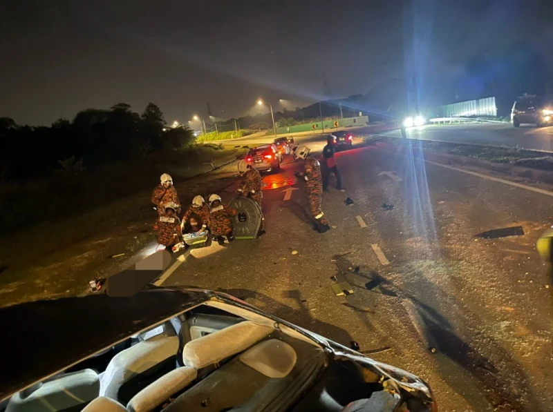 轎車失控拋飛　兩人慘死