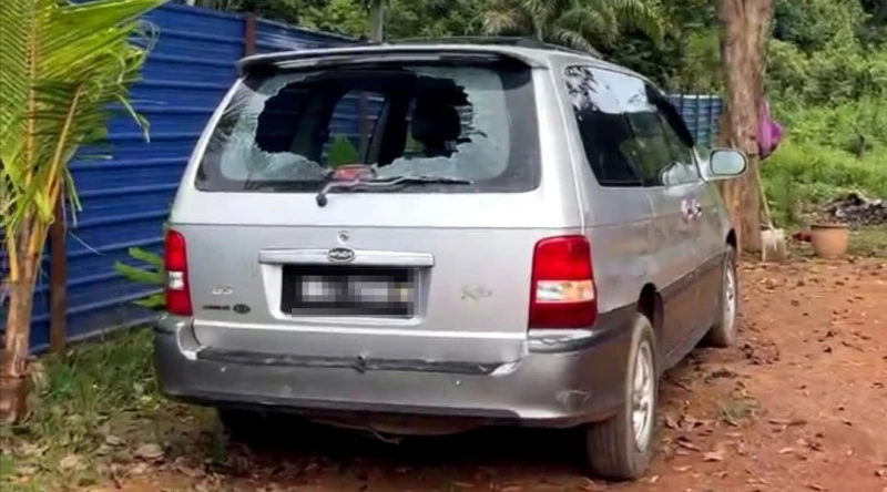 男子找不到妻子狂性大發　揮刀砸檔口車鏡…還燒亭子泄憤