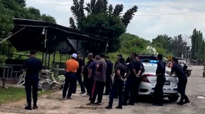 男子找不到妻子狂性大發　揮刀砸檔口車鏡…還燒亭子泄憤