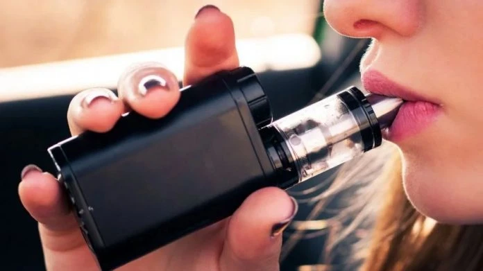 學生光明正大吸電子菸 電子菸隨手可得網友促正視