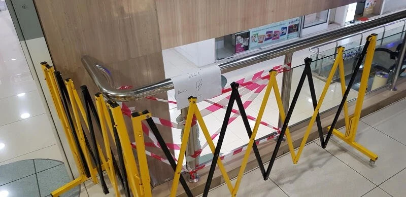 疑情侶爭吵　男子怒踹玻璃圍欄