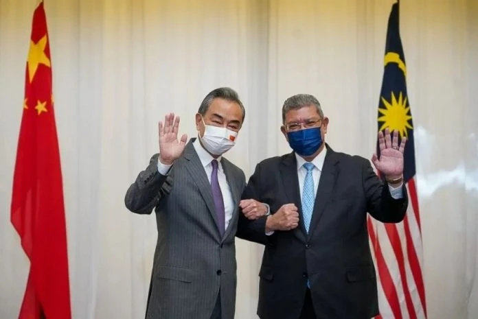 馬中外長聯席記者會 王毅:儘快安排大馬留學生赴華復學