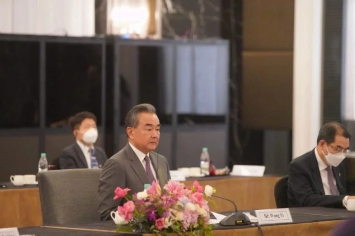 中國願進口更多大馬棕油熱帶水果 王毅:貓山王蛋糕好吃