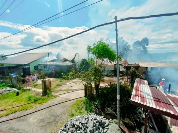 斗亞蘭甘榜加巴 4住宅遭火魔吞噬