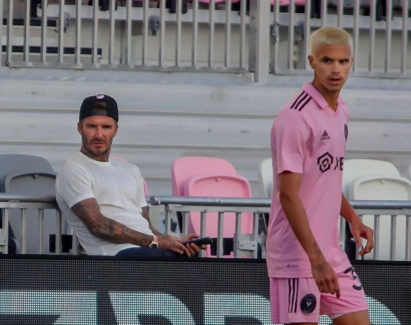 「為爸爸夢想」與女友分隔兩地　傳大衛柏罕次子遠距戀告終