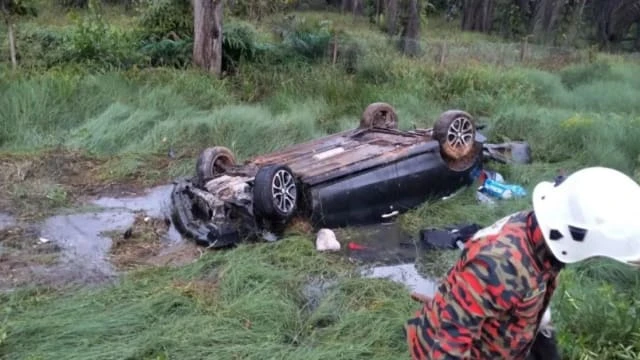 轎車大道失控翻覆墜溝 馬國母親與一歲兒溺斃
