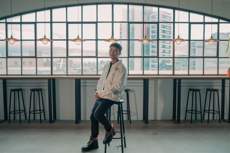 重唱18歲入行之作　陳威全拍MV「被水牛噴尿」攻擊