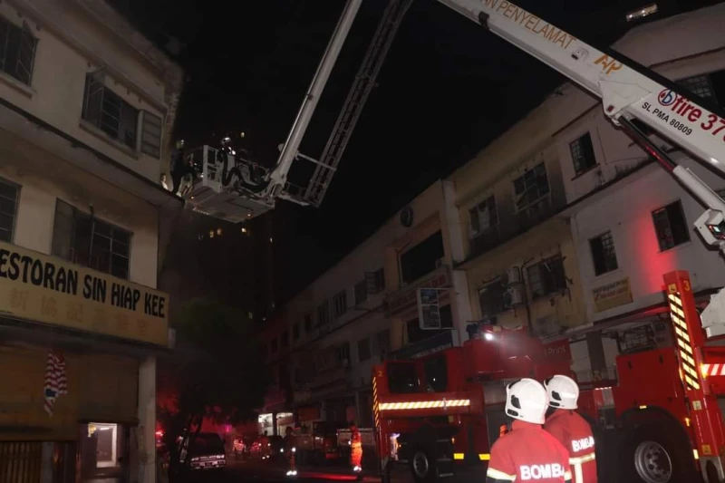 半山芭新協記茶餐室火患　14人受困及時救出無傷亡