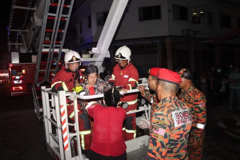 半山芭新協記茶餐室火患　14人受困及時救出無傷亡