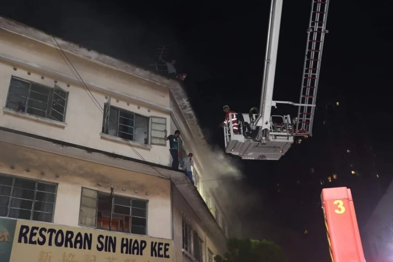 半山芭新協記茶餐室火患　14人受困及時救出無傷亡