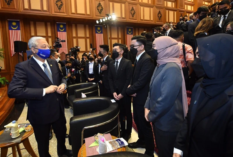 內閣實習生對部長職務改觀　首相：一周七天全天候工作