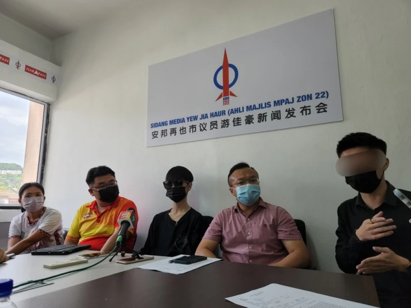 轎車與摩哆小擦撞 華青道歉反遭頭盔砸至骨裂