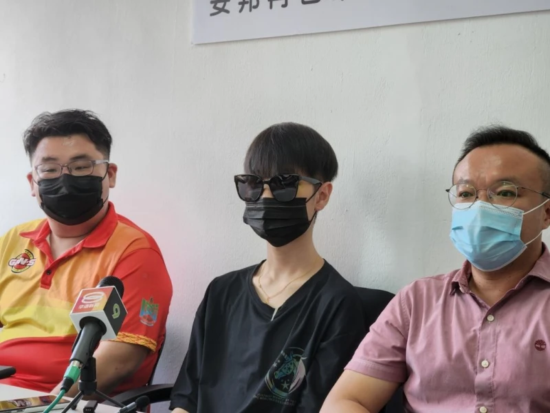 轎車與摩哆小擦撞 華青道歉反遭頭盔砸至骨裂