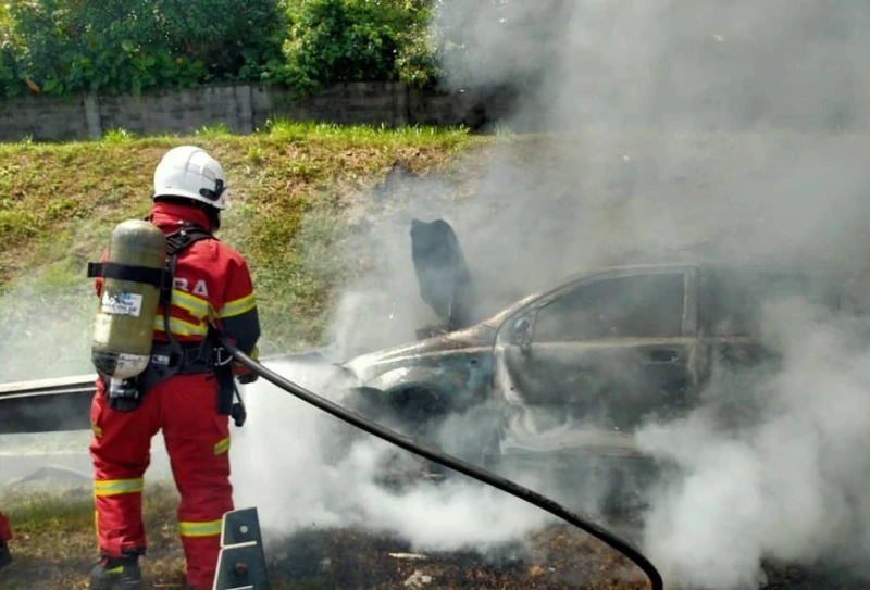 轎車撞大道加護欄起火　司機被民眾合力救出惟傷重不治