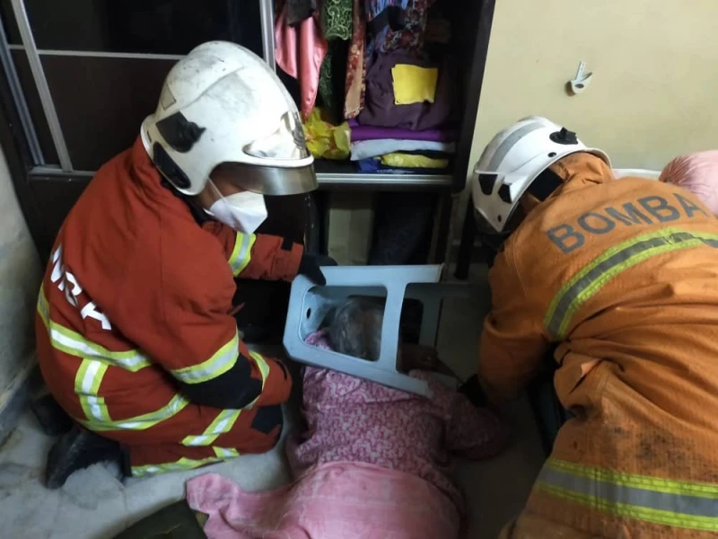 家中不慎跌倒　獨居老婦頭卡塑膠椅