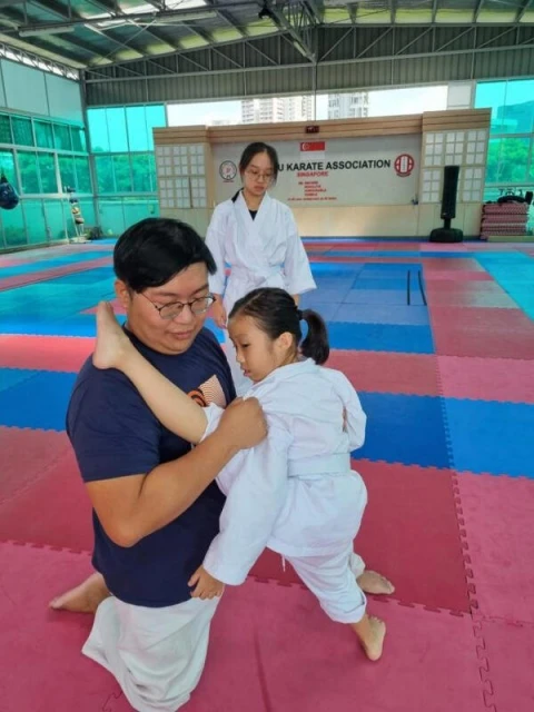 車禍導致下半身癱瘓　輪椅男學空手道再次站立