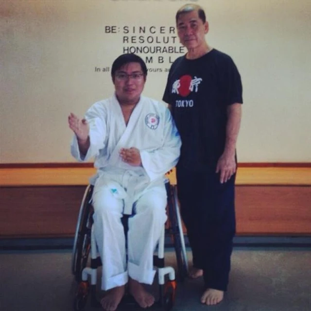 車禍導致下半身癱瘓　輪椅男學空手道再次站立