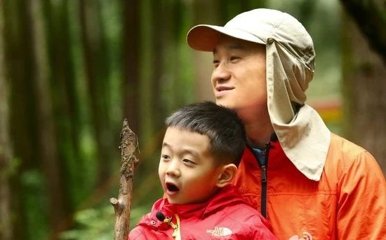 《爸爸2》楊陽洋暴風成長！楊威曬兒子近照　身高直逼爸爸
