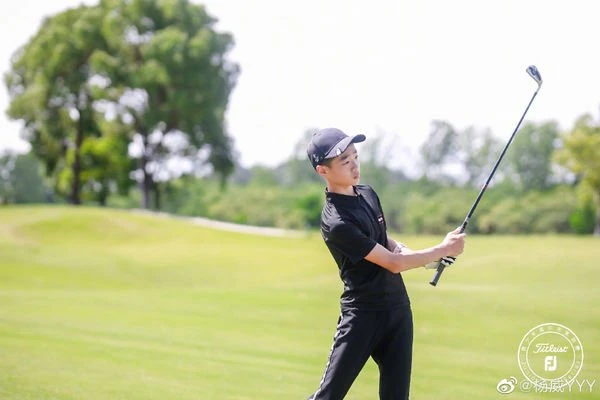 《爸爸2》楊陽洋暴風成長！楊威曬兒子近照　身高直逼爸爸