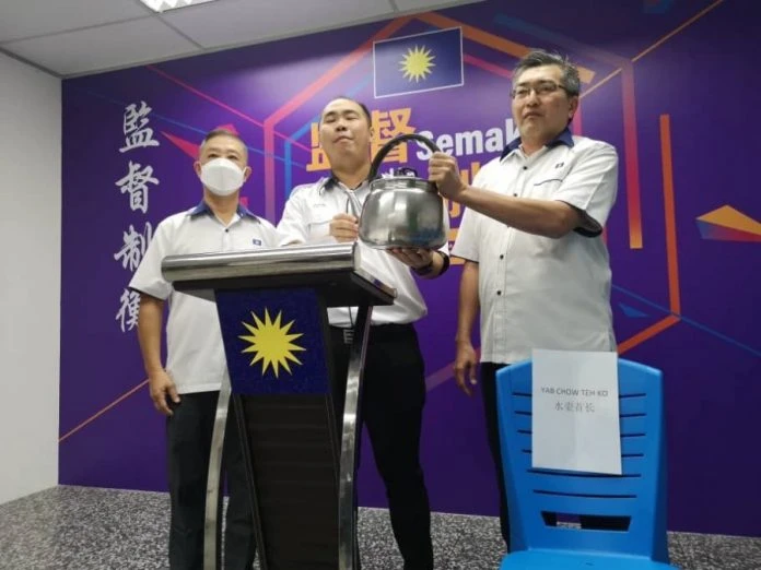 檳馬華揶揄曹觀友「茶壺首長」 　水滾了只會「吹口哨」