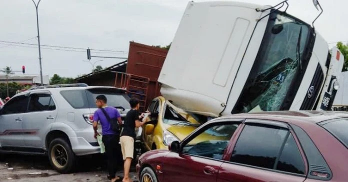 載鐵條羅里翻覆 婦女被鐵條壓中斃命