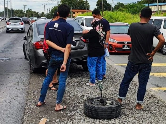 路旁溝渠沒設鐵蓋 汽車不慎掉入前輪脫落