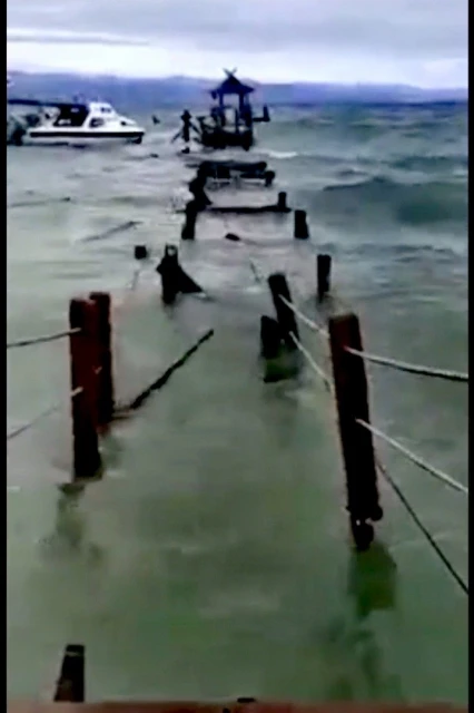 強風吹襲漲潮席捲　沙比島渡頭與設施沖毀