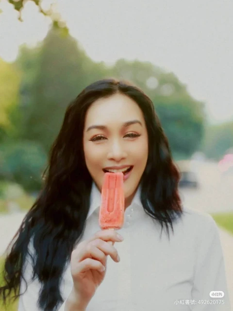 隔26年再扮《食神》含冰棒嫩妹　51歲鍾麗緹被網酸：認老吧