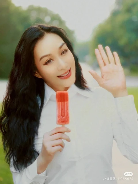 隔26年再扮《食神》含冰棒嫩妹　51歲鍾麗緹被網酸：認老吧