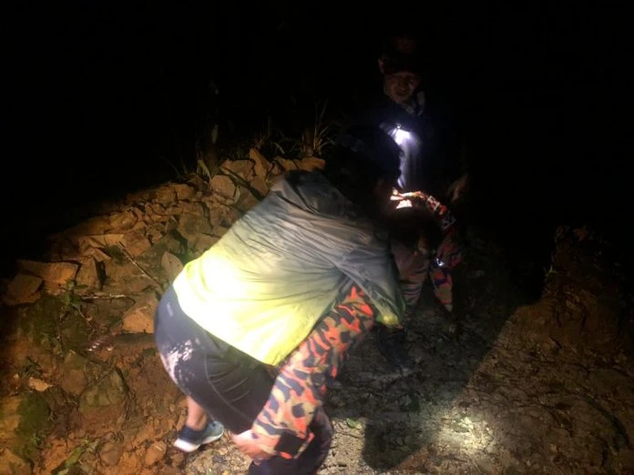 下神山扭傷腳 消防員背新國女登山客下山